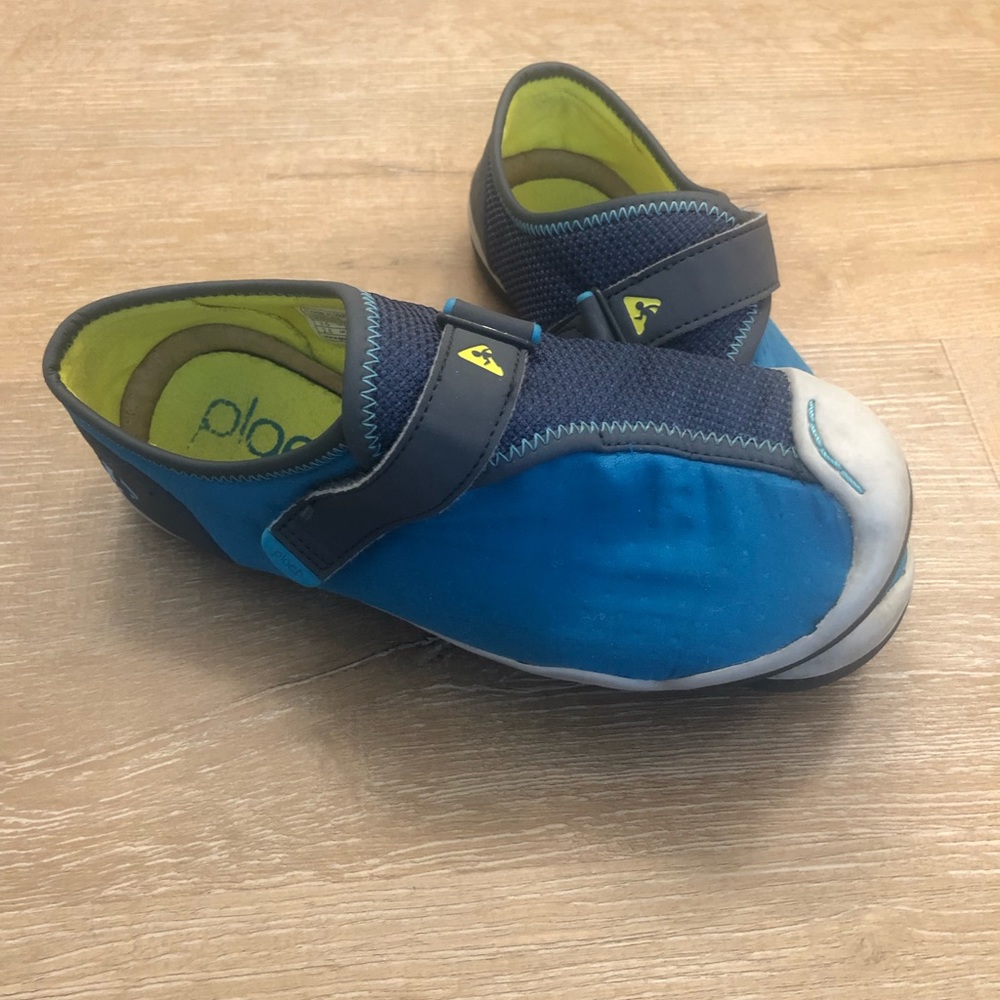 Plae 3.5 kids shoes good condition